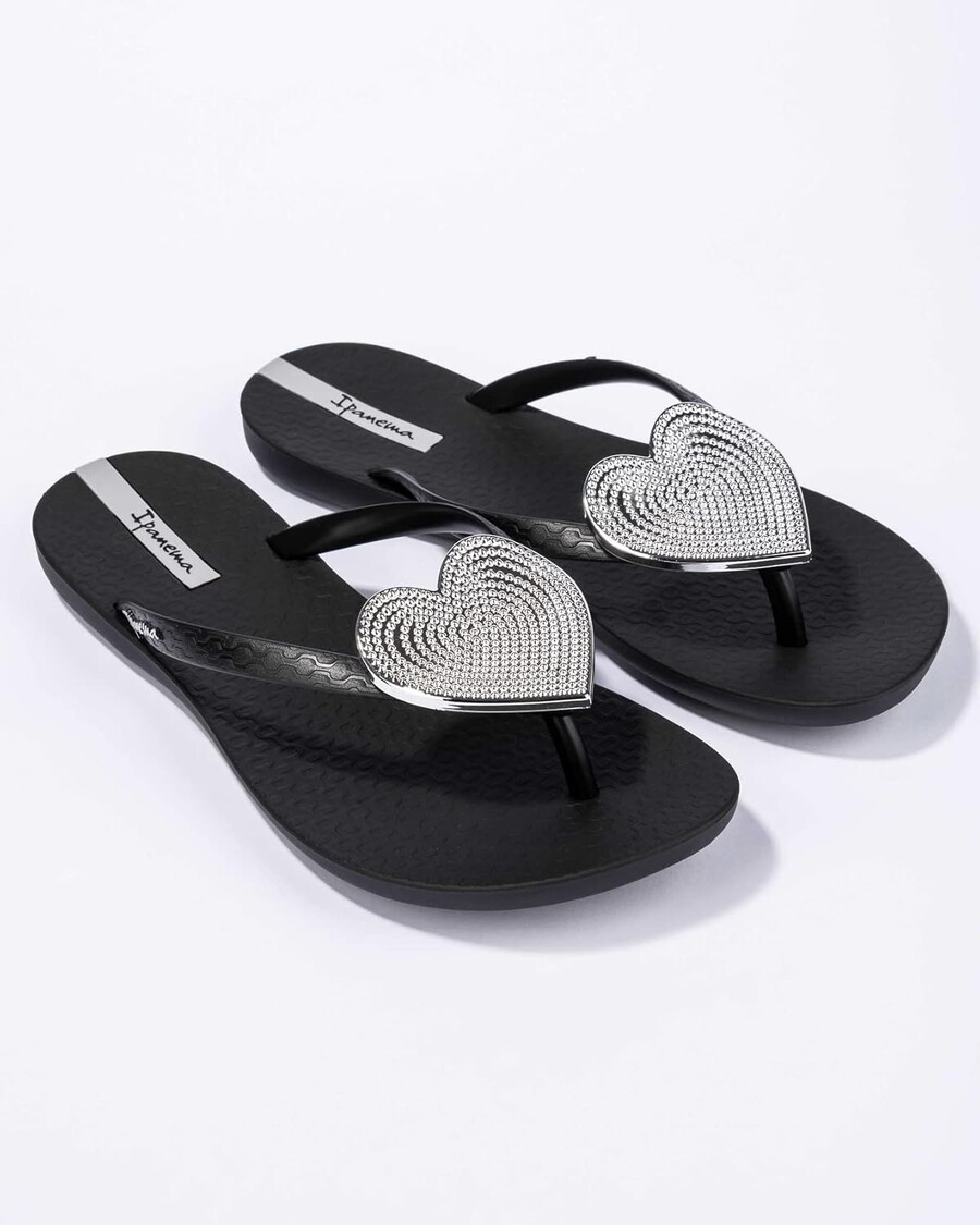ipanema womens wave heart flip flop - comfortable stylish summer sandal with metallic heart embellishment anatomic footbed non-slip sole black and silver size 5 flip-flops